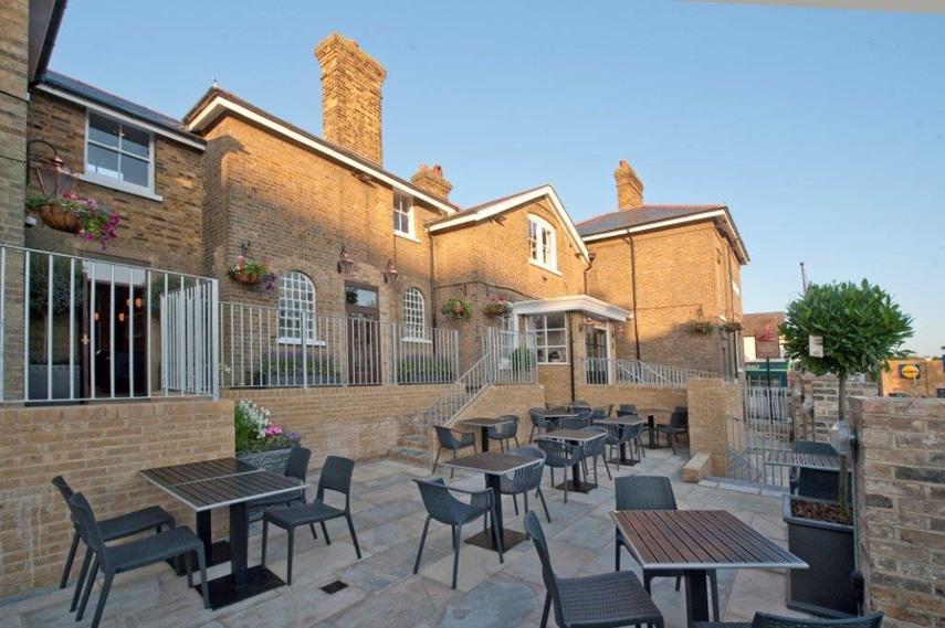 The Golden Hope Wetherspoon Hotel Sittingbourne Buitenkant foto